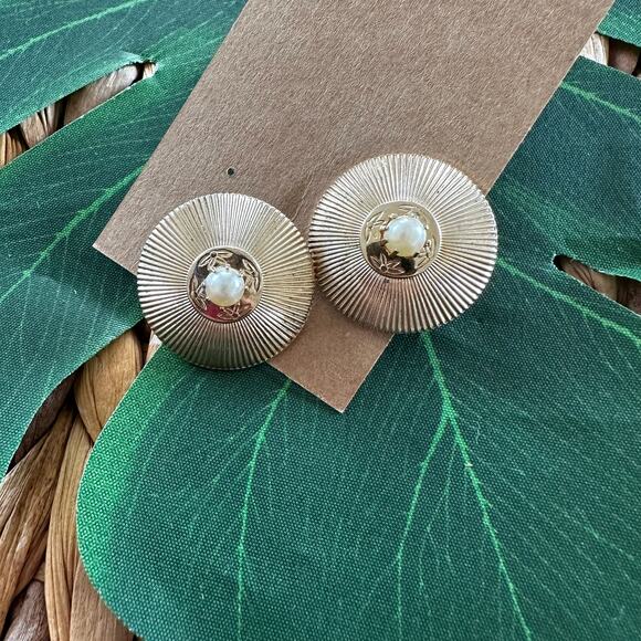 BOGO Free VTG CORO CLIP ON STATEMENT EARRINGS WITH FAUX PEARL CENTER - Picture 1 of 7